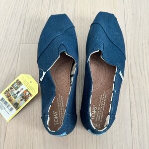 NWT TOMS Classic Blue Heritage Slip-Ons